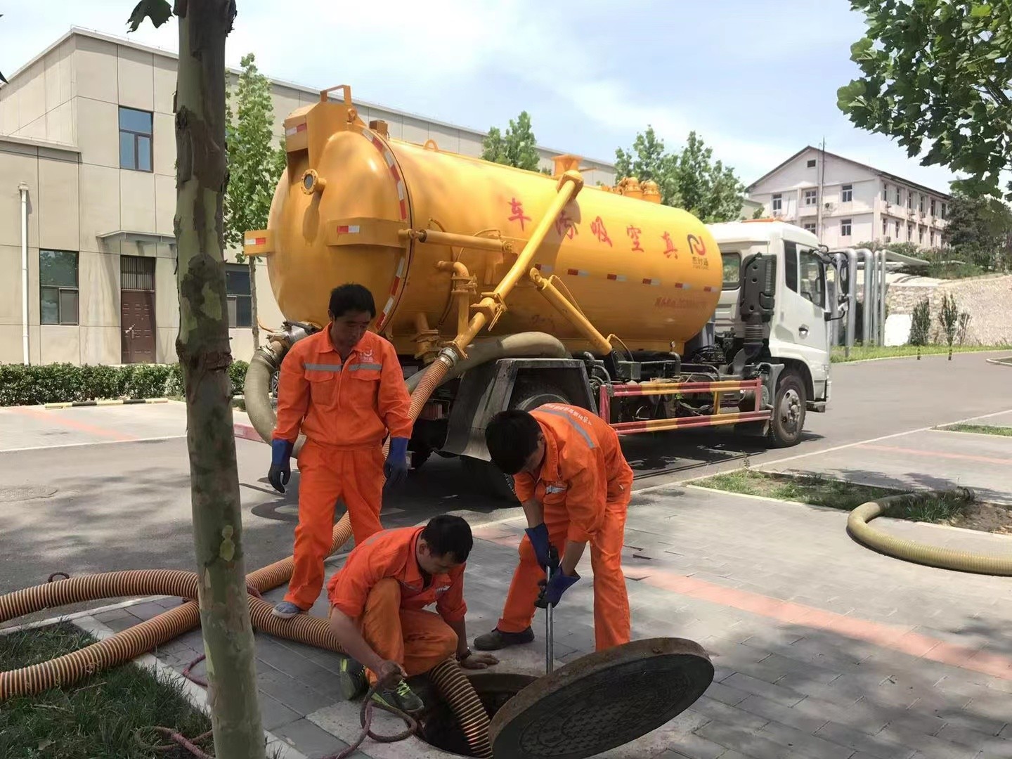 大武口管道疏通车停在窨井附近