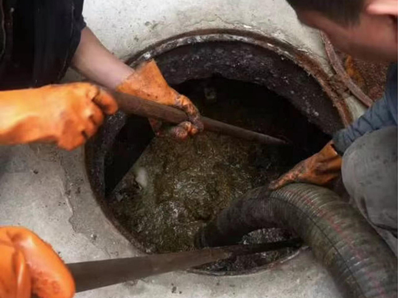 大武口清理化粪池时如何避免沼气的危害？